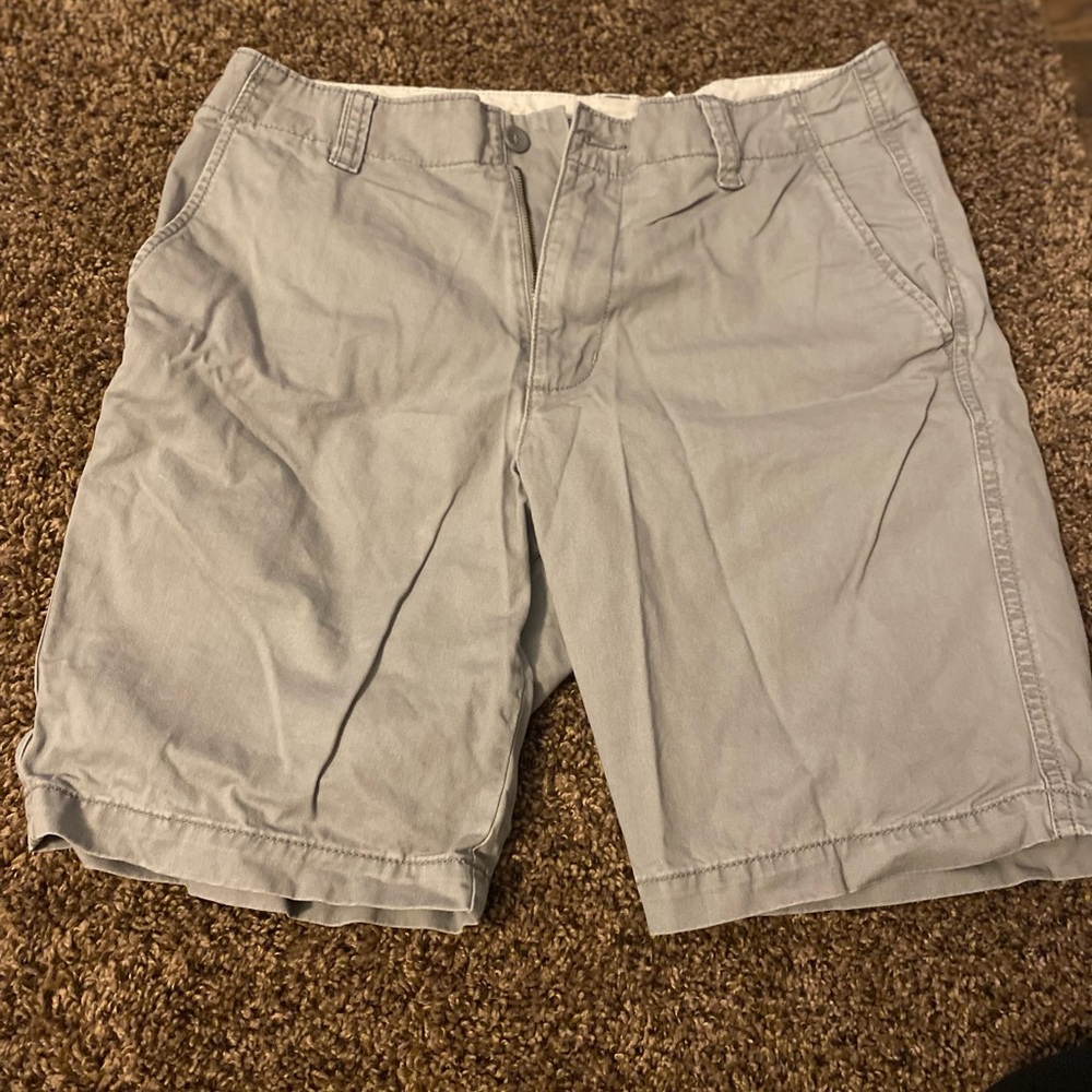 Mens Old Navy lived in straight shorts. Size 32